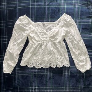 Old Navy babydoll white blouse with lace details and puffy sleeves. Size S.